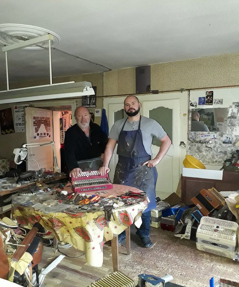 L'atelier et ses établis couverts d'accordéons en réparation
